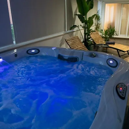 Ted's Luxury Place With Jacuzzi Apartment *